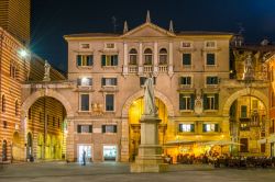 Immagine serale di Palazzo dei Giudici (conosciuto anche come Domus Nova) in Piazza dei Signori a Verona.