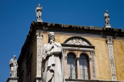 La statua di Dante in Piazza dei Signori (detta anche Piazza Dante), nel centro storico della città di Verona.

