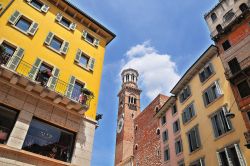La Torre dei Lamberti in Piazza delle Erbe svetta tra i tetti e domina il panorama urbano del centro storico di Verona. È visibile anche dalla vicina Piazza dei Signori.