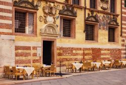 I tavolini di un ristorante di fronte al Palazzo della Ragione in Piazza dei Signori a Verona, Italy