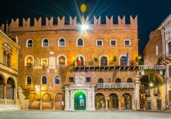 Vista serale sul Palazzo del Podestà (Piazza dei Signori, Verona), che ha ospitato personaggi illustri come Dante Alighieri e Giotto.