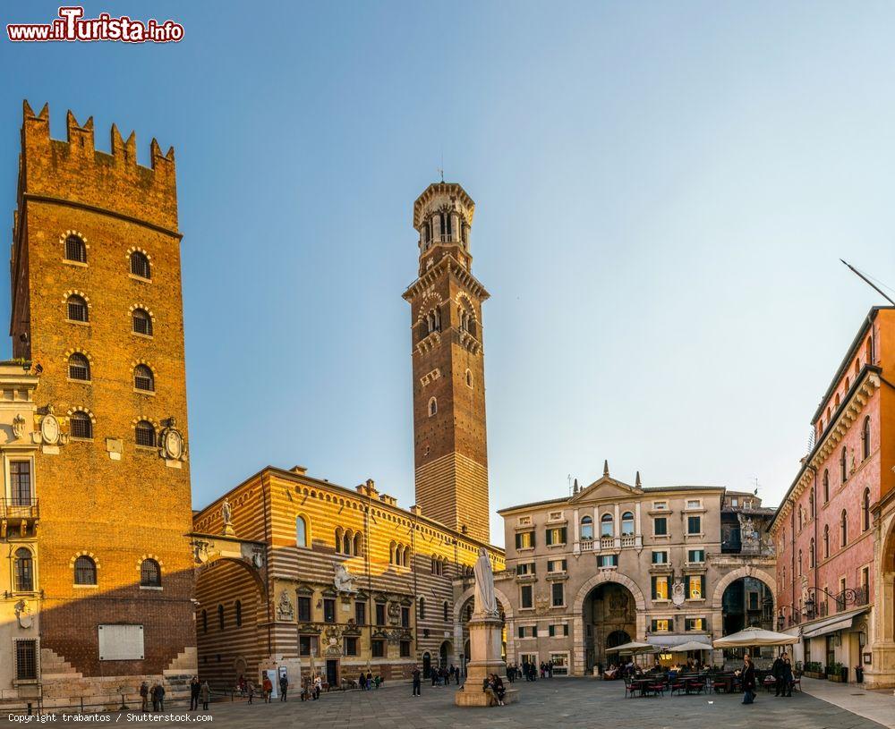 Immagine Verona, Italia: la famosa Piazza dei Signori, dove si possono distinguere la statua di Dante, il Palazzo dei Giudici, Palazzo di Cansignorio, Palazzo della Ragione e la Torre dei Lamberti - © trabantos / Shutterstock.com