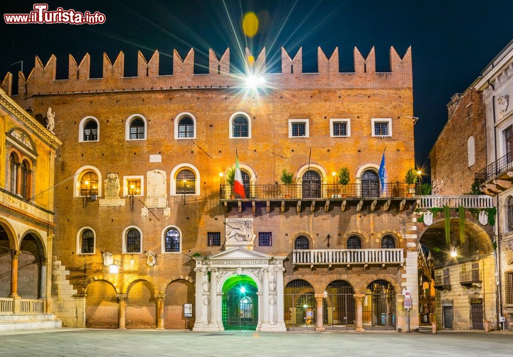 Immagine Vista serale sul Palazzo del Podestà (Piazza dei Signori, Verona), che ha ospitato personaggi illustri come Dante Alighieri e Giotto.