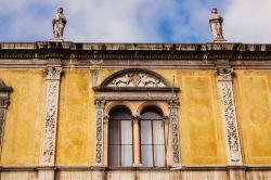 Il dettaglio di una finestra nella Loggia del Consiglio, uno dei palazzi storici più importanti di Verona. Siamo in Piazza dei Signori.
