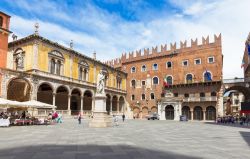 Piazza dei Signori a Verona, al centro della ...