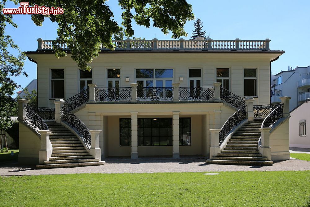Immagine Ingresso nord al museo di Villa Klimt a Vienna. La residenza, l'ultima di Gustav Klimt, è stata restaurata nel 2012 e riportata ai suoi antichi fasti - © Manfred Werner (Tsui) - CC BY-SA 3.0, Wikipedia