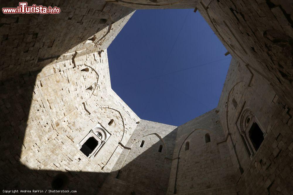 Immagine Castel del Monte fotografato dal cortile interno della fortezza normanna, siamo ad Adria in Puglia - © Andrea Raffin / Shutterstock.com