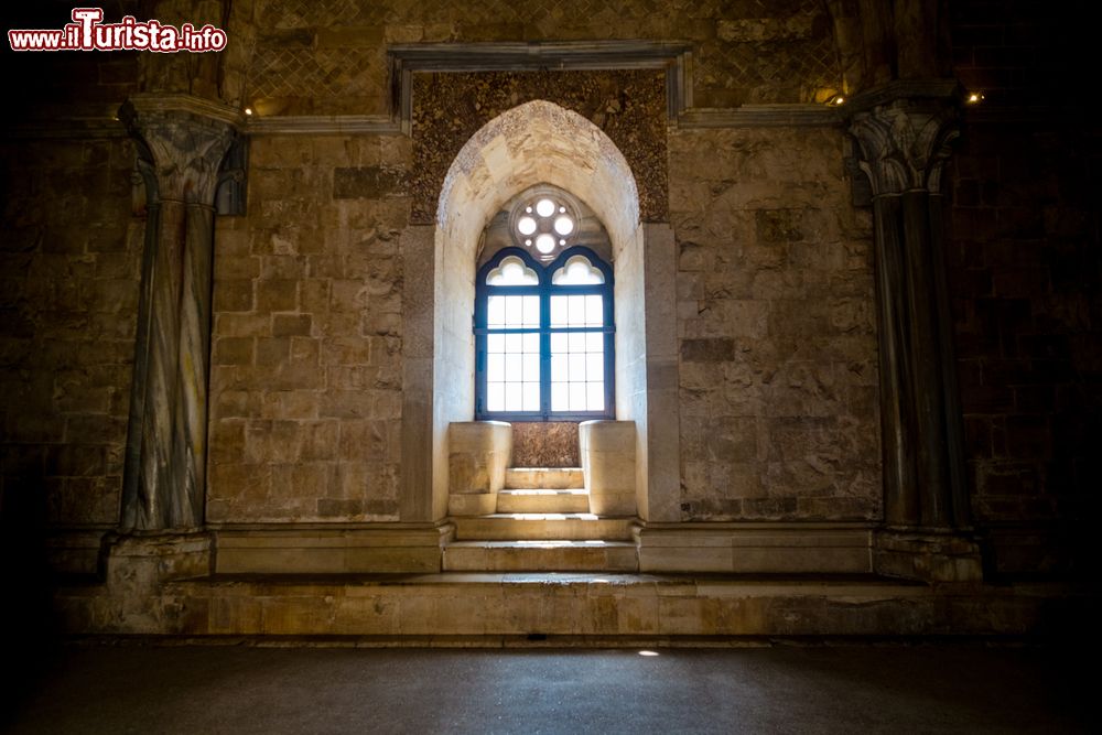 Immagine Finestra all'interno di Castel del Monte ad Andria, Puglia