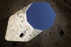 Castel del Monte fotografato dal cortile interno della fortezza normanna, siamo ad Adria in Puglia - © Andrea Raffin / Shutterstock.com