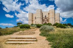 Il magnifico panorama che accoglie i visitatori quando salgono a Castel del Monte in Puglia