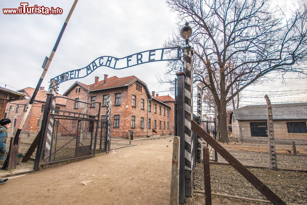 Immagine L'ingresso al campo di concentramento di Auschwitz (Oświęcim, Polonia) con l'aghiacciante scritta "Arbeit macht frei" (letteralmente: il lavoro rende liberi).