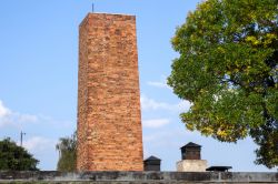 Camini e comignoli sugli edifici del campo di concentramento di Auschwitz, nella città di Oświęcim, Polonia - © Philip Bird LRPS CPAGB / Shutterstock.com