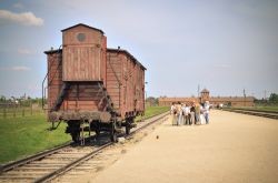 Turisti in visita al campo di sterminio di Birkenau (Auscwitz II) nella località di Brzezinka, Polonia - © MagMac83 / Shutterstock.com