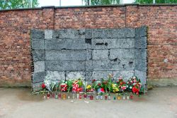 Il memoriale presso il Muro della Morte tra gli edifici n°10 e 11 del campo di concentramento di Auschwitz-Birkenau (Oświęcim, Polonia).