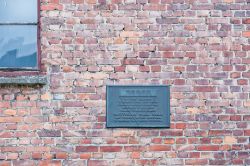 Una targa ricorda Maksymilian Maria Kolbe, oggi dicenuto Santo, morto nel campo di concentramento di Auschwitz (Oświęcim, Polonia) nel 1941 - foto © borzywoj / Shutterstock.com ...