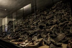 Le scarpe delle persone uccise esposte nel campo di concentramento di Auschwitz-Birkenau, nei pressi della città di Oświęcim, Polonia.