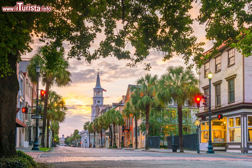 Immagine Il pittoresco Historic District a Charleston, sulla penisola incastonata alla confluenza dei fiumi Ashley e Cooper.