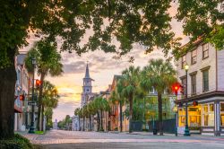 Il pittoresco Historic District a Charleston, sulla penisola incastonata alla confluenza dei fiumi Ashley e Cooper.