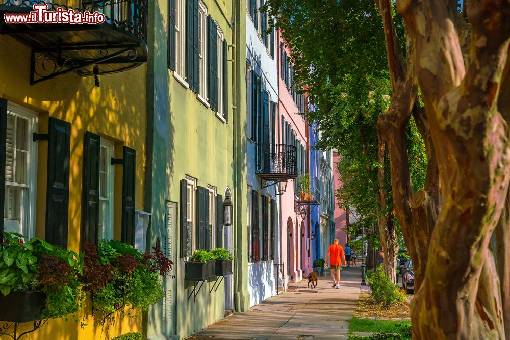 Immagine Rainbow Row è la famosa e pittoresca strada del Distretto Storico di Charleston (South Carolina) dove si trovano numerose case in stile Georgiano.