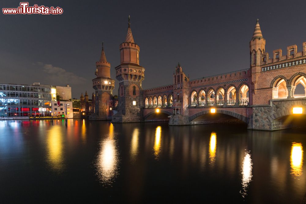 Immagine Il fiume Spree attraversa Berlino. L'Oberbaumbrücke, tra Kreuzberg e Friedrichschain, è il ponte più famoso della capitale tedesca