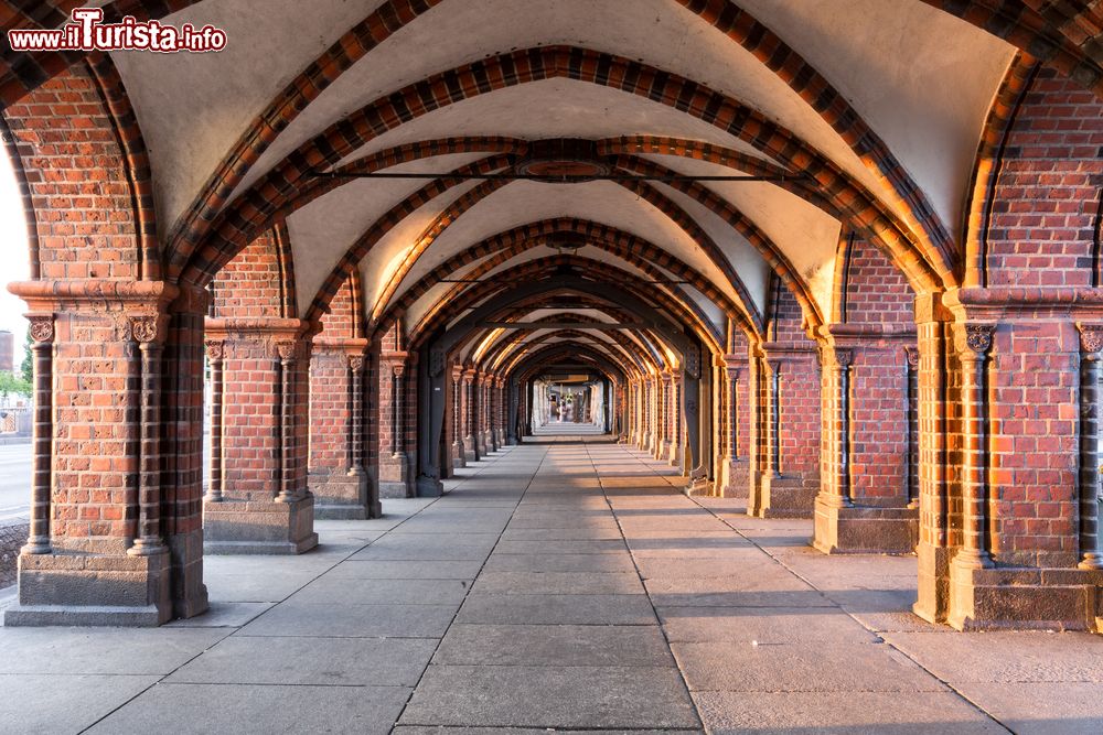 Immagine Il porticato dell'Oberbaumbrücke, il più caratteristico di Berlino. Oltre ad essere un passaggio pedonale e automobilistico, qui transita anche una linea della UBahn.