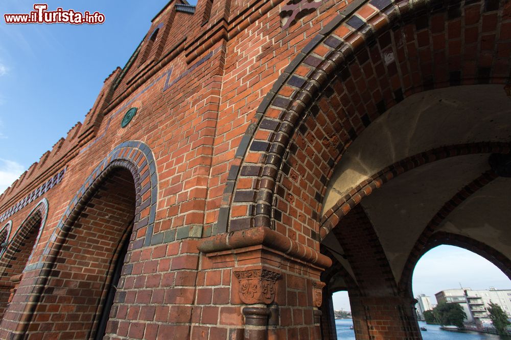 Immagine Il porticato dell'Oberbaumbrücke a Berlino. Il ponte fu distrutto durante la seconda guerra mondiale e ricostruito immediatamente dopo la fine del periodo bellico.