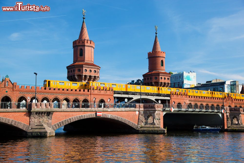 Immagine L'Oberbaumbrücke è il ponte più famoso di Berlino (Germania). Fu costruito inizialmente in legno nel 1724, ma fu poi ricostruito in stile neogotico alla fine dell'Ottocento e nuovamente dopo la seconda guerra mondiale.