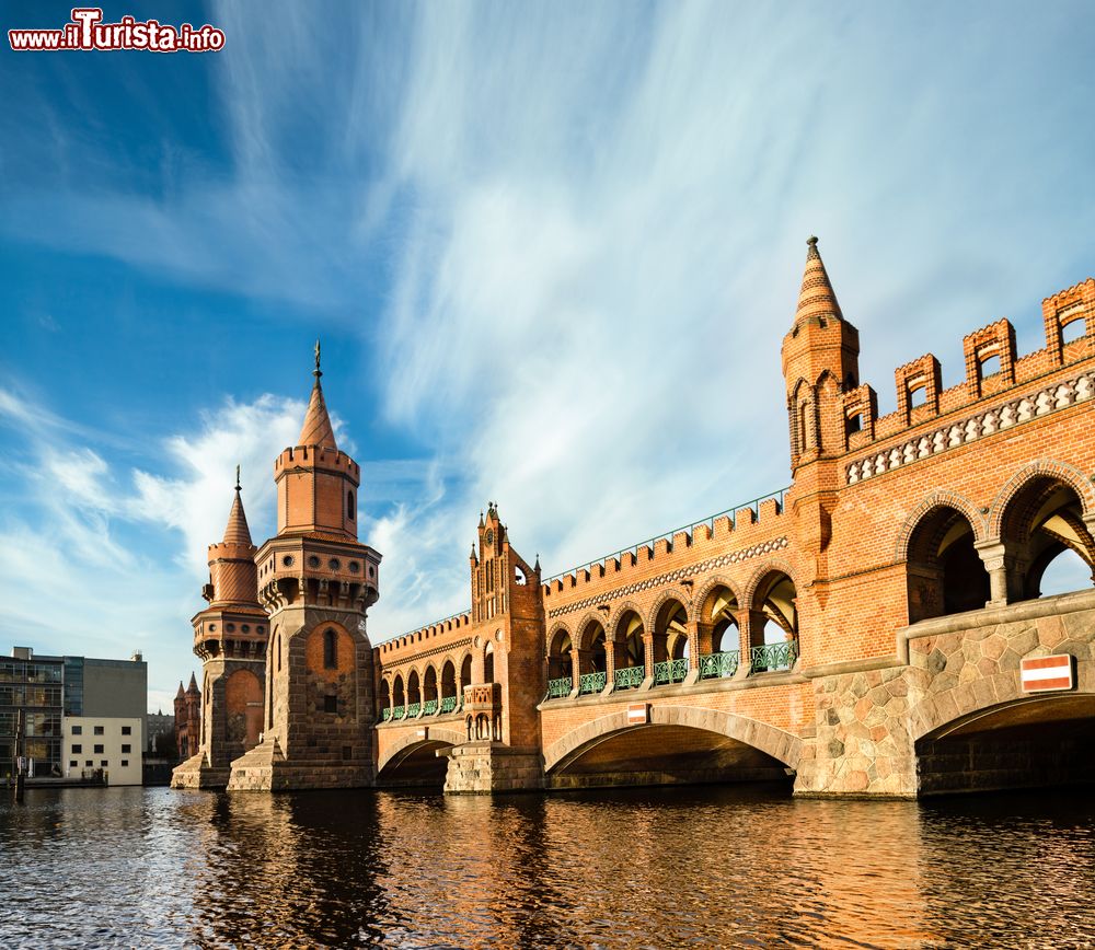 Immagine L'Oberbaumbrücke sul fiume Spree è uno dei simboli della capitale tedesca. Durante la Guerra Fredda collegava Berlino Est a Berlino Ovest.