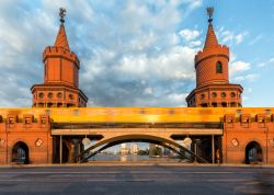 La linea U1 della metropolitana di Berlino passa sull'Oberbaumbrücke, il ponte dsimbolo della capitale tedesca.