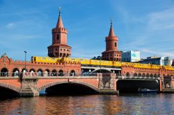 L'Oberbaumbrücke è il ponte più famoso di Berlino (Germania). Fu costruito inizialmente in legno nel 1724, ma fu poi ricostruito in stile neogotico alla fine dell'Ottocento ...