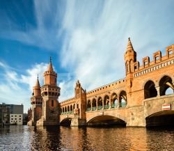 L'Oberbaumbrücke sul fiume Spree è uno dei simboli della capitale tedesca. Durante la Guerra Fredda collegava Berlino Est a Berlino Ovest.