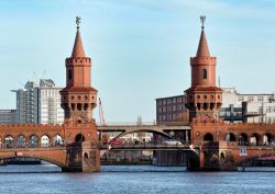 Le torri dell'Oberbaumbrücke sul fiume Spree a Berlino. All'epoca del Muro di Berlino, il ponte era un passaggio pedonale tra l'Est e l'Ovest.
