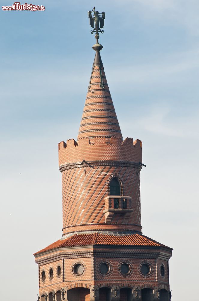 Immagine La torre dell'Oberbaumbrücke a Berlino (Germania). Il ponte sul fiume Spree collega i quartieri di Kreuzberg e Friedrichshain .