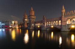 Il fiume Spree attraversa Berlino. L'Oberbaumbrücke, tra Kreuzberg e Friedrichschain, è il ponte più famoso della capitale tedesca