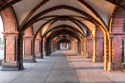 Il porticato dell'Oberbaumbrücke, il più caratteristico di Berlino. Oltre ad essere un passaggio pedonale e automobilistico, qui transita anche una linea della UBahn.