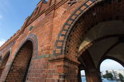 Il porticato dell'Oberbaumbrücke a Berlino. Il ponte fu distrutto durante la seconda guerra mondiale e ricostruito immediatamente dopo la fine del periodo bellico.