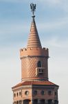 La torre dell'Oberbaumbrücke a Berlino (Germania). Il ponte sul fiume Spree collega i quartieri di Kreuzberg e Friedrichshain .