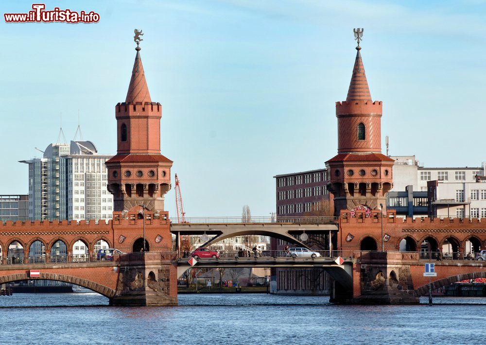 Immagine Le torri dell'Oberbaumbrücke sul fiume Spree a Berlino. All'epoca del Muro di Berlino, il ponte era un passaggio pedonale tra l'Est e l'Ovest.