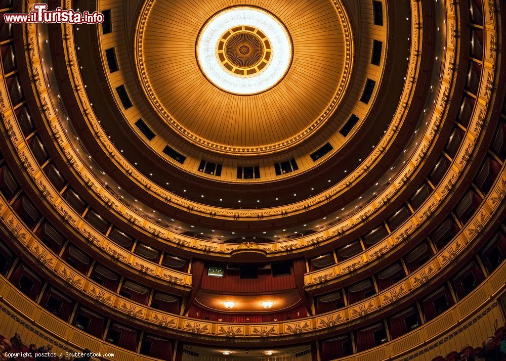 Immagine Le balconate all'Opera di Vienna, Austria. Questo bel teatro all'italiana fu inaugurato nel 1869 con la messa in scena del Don Giovanni di Mozart - © posztos / Shutterstock.com