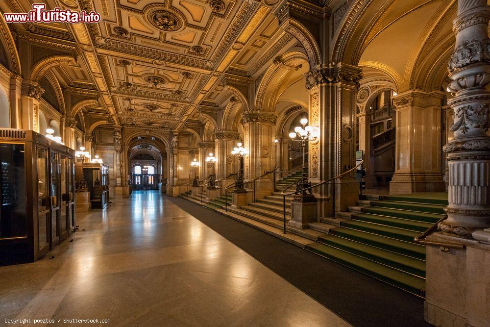 Immagine L'ingresso del Teatro dell'Opera di Vienna, Austria. La Wiener Staatsoper è uno dei monumenti simbolo della capitale viennese - © posztos / Shutterstock.com