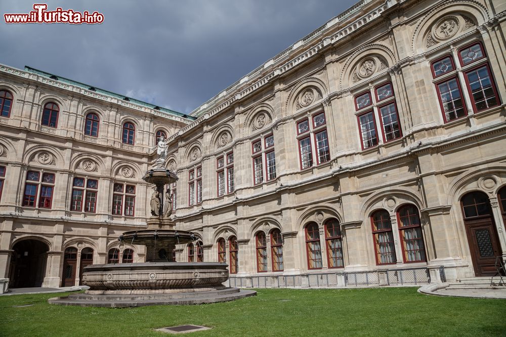 Immagine L'Opera di Vienna, Austria. Fu costruita in stile neorinascimentale su progetto degli architetti Eduard van der Null e August Sicard von Sicardsburg.