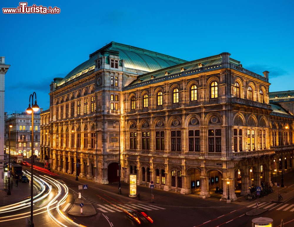 Immagine L'Opera di Vienna by night, Austria. L'imponente architettura che caratterizza l'edificio diventa ancora più suggestiva con l'illuminazione notturna.