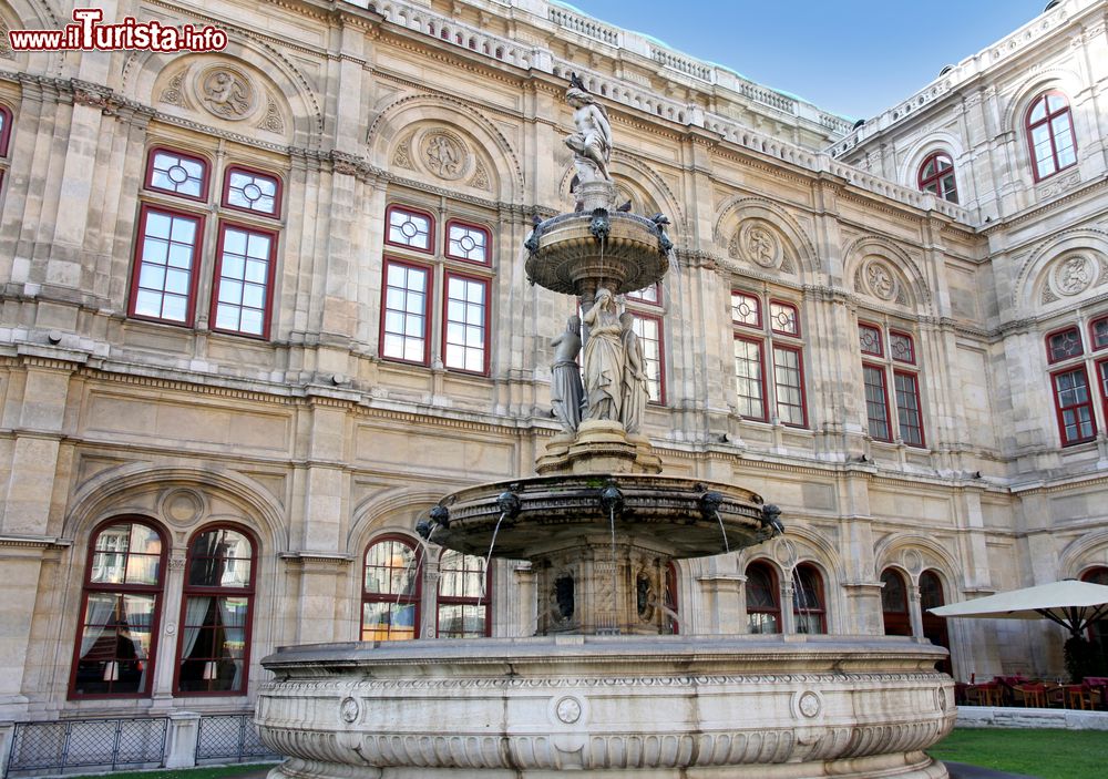 Immagine La bella fontana dell'acqua nei pressi dell'Opera di Vienna, Austria.