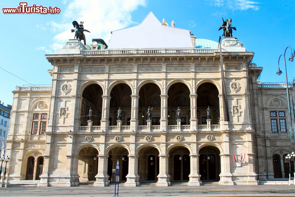 Immagine La facciata della Wiener Staatsoper, Austria. Il teatro è noto anche come "Das erste haus am Ring" (La prima casa sulla Ringstrasse) perchè è stato uno dei primi edifici storici costruiti su questa via che ha accolto anche il Municipio, il Parlamento e il Quartiere dei Musei.