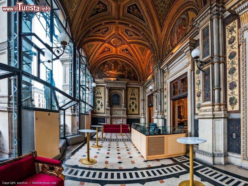 Immagine La sala adibita a bar all'interno dell'Opera di Vienna, Austria. Di grande pregio sono i soffitti a volta impreziositi da affreschi e decorazioni pittoriche - © posztos / Shutterstock.com