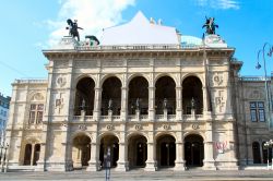 La facciata della Wiener Staatsoper, Austria. Il teatro è noto anche come "Das erste haus am Ring" (La prima casa sulla Ringstrasse) perchè è stato uno dei primi ...
