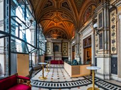 La sala adibita a bar all'interno dell'Opera di Vienna, Austria. Di grande pregio sono i soffitti a volta impreziositi da affreschi e decorazioni pittoriche - © posztos / Shutterstock.com ...