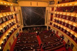 La Wiener Staatsoper in occasione del balletto Lo Schiaccianoci in scena il primo dell'anno, Austria. Questo evento richiama da sempre un pubblico internazionale - © Vladyslav Morozov ...