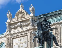 Sculture all'ingresso principale dell'Opera di Vienna, Austria. La scritta che troneggia all'ingresso ricorda l'imperatore Francesco Giuseppe. Eppure a suo tempo il kaiser Franz ...