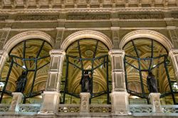 Un dettaglio architettonico del Teatro dell'Opera di Vienna fotografato di notte, Austria.
